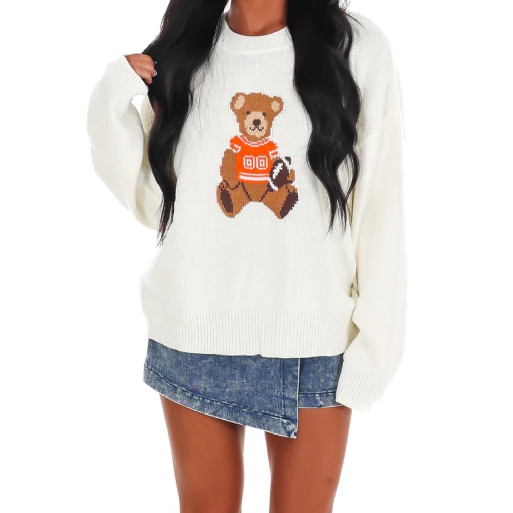Le Lis Cream Sweater with Bear Motif